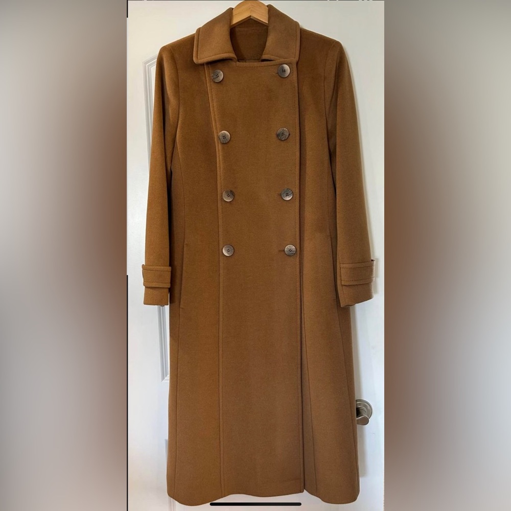 Selling for my mother who no longer has the need for a trench coat!